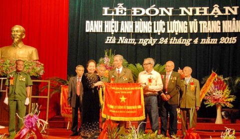 Phó Chủ tịch nước Nguyễn Thị Doan trao danh hiệu Anh hùng LLVTND cho Hội Cựu TNXP tỉnh Hà Nam